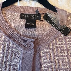 Women's Mauve & Cream Cardigan NWT size L
Classic print and style button down